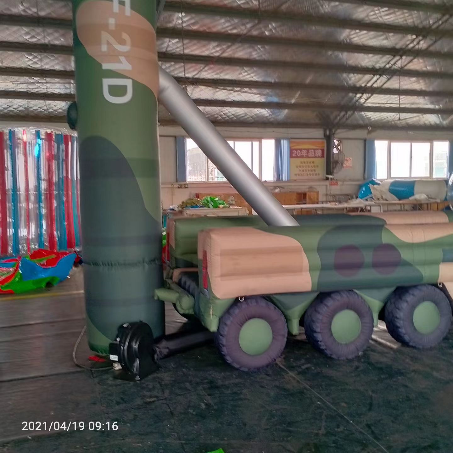 六合军事演习中的充气目标车辆：模拟发射车雷达车坦克飞机